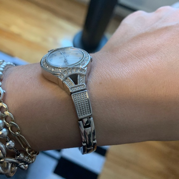 Guess watch, small face with decorative bracelet. Adjustable. - Picture 4 of 4